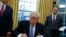 Tổng thống Donald Trump ký sắc lệnh rút Mỹ ra khỏi hiệp ước thương mại tự do xuyên Thái Bình Dương TPP mà chính quyền tiền nhiệm Obama đã ký kết (ảnh tư liệu ngày 23/1/2017)