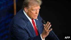 Mantan Presiden AS dan kandidat presiden dari Partai Republik, Donald Trump, berbicara dalam debat capres melawan Kamala Harris yang digelar di Philadelphia, Pennsylvania, pada 10 September 2024. (Foto: AFP/Saul Loeb)