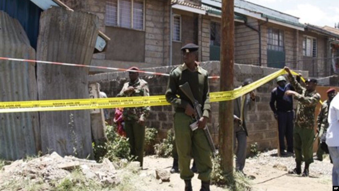 Polisi Kenya mengamankan daerah sekitar ledakan granat di gereja St.Plycarp di luar ibukota Nairobi, Kenya (30/9).