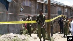 Polisi Kenya mengamankan daerah sekitar ledakan granat di gereja St.Plycarp di luar ibukota Nairobi, Kenya (30/9).