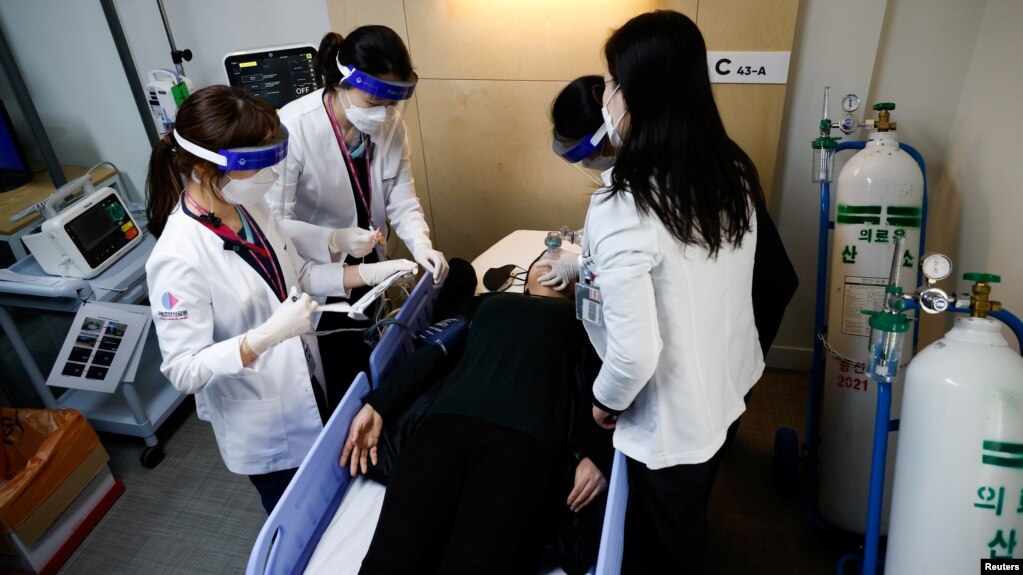 Các y tá Hàn Quốc thực tập việc tiêm vắc xin COVID-19 ở Seoul, 9/2/2021.