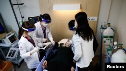 Nurses take part in the coronavirus disease (COVID-19) vaccination mock drill at a first aid facility of the COVID-19 vaccination center in Seoul, South Korea, Feb. 9, 2021. (Reuters/Kim Hong-Ji/Pool)