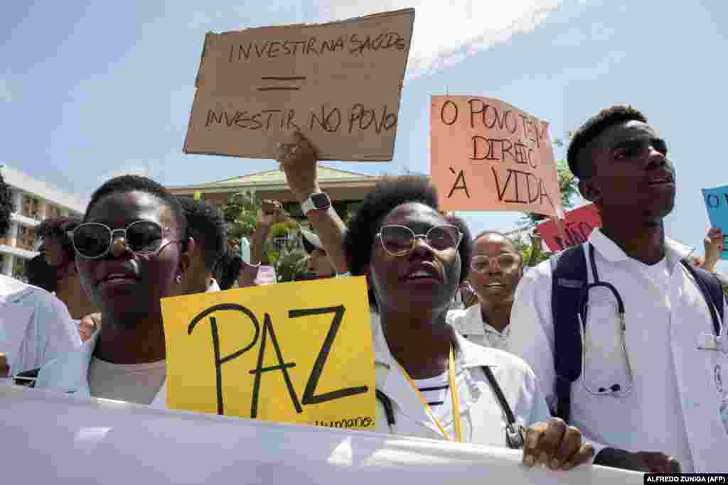 Comunidade médica marcha contra a violação dos direitos humanos em Maputo, com cartazes pedindo para se investir no povo e que o povo tem direito à vida