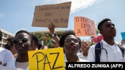 Comunidade médica marcha contra a violação dos direitos humanos em Maputo, com cartazes pedindo para se investir no povo e que o povo tem direito à vida