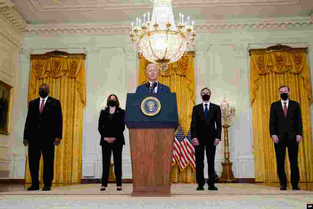 조 바이든 미국 대통령이 백악관에서 아프가니스탄 상황에 관해 연설했다. 로이드 오스틴 국방장관(뒷쭐 왼쪽부터), 카멀라 해리스 부통령, 토니 블링컨 국무장관, 제이크 설리번 백악관 국가안보보좌관도 배석했다.