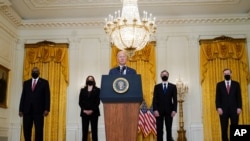 조 바이든 미국 대통령이 20일 백악관에서 아프가니스탄 상황에 관해 연설했다. 로이드 오스틴 국방장관(뒷쭐 왼쪽부터), 카멀라 해리스 부통령, 토니 블링컨 국무장관, 제이크 설리번 백악관 국가안보보좌관도 배석했다.