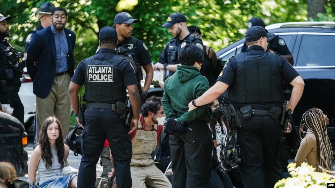Polisi menahan sejumlah demonstran pro-Palestina dalam aksi protes di Emory University pada 25 April 2024. (Foto: AFP/Elijah Nouvelage)