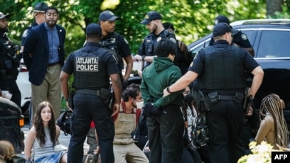 Policia arreston protestues gjatë protestës pro-palestineze në universitetin "Emory". 25 prill 2024, Atlanta, Xhorxhia.