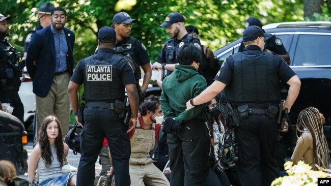 Policia arreston protestues gjatë protestës pro-palestineze në universitetin "Emory". 25 prill 2024, Atlanta, Xhorxhia.