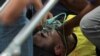 Choirul Huda, kiper Persela Lamongan, menerima perawatan medis setelah mengalami cidera dalam pertandingan melawan Semen Padang di Lamonga, 15 Oktober 2017. (Antara Foto/Rahbani Syahputra via REUTERS )