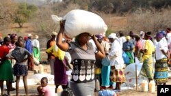 Owesifazana uthwele umumbu awuphiwe yinhlanganiso yeUnited Nations World Food Program (WFP) eMwenezi, esabelweni seMasvingo.