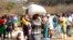 Owesifazana uthwele umumbu awuphiwe yinhlanganiso yeUnited Nations World Food Program (WFP) eMwenezi, esabelweni seMasvingo.