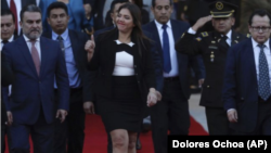 María Vicuña, la nueva vicepresidenta de Ecuador, hace una señal de optimismo con el pulgar a su salida de la Asamblea Nacional, en Quito, Ecuador, el sábado 6 de enero de 2018. 