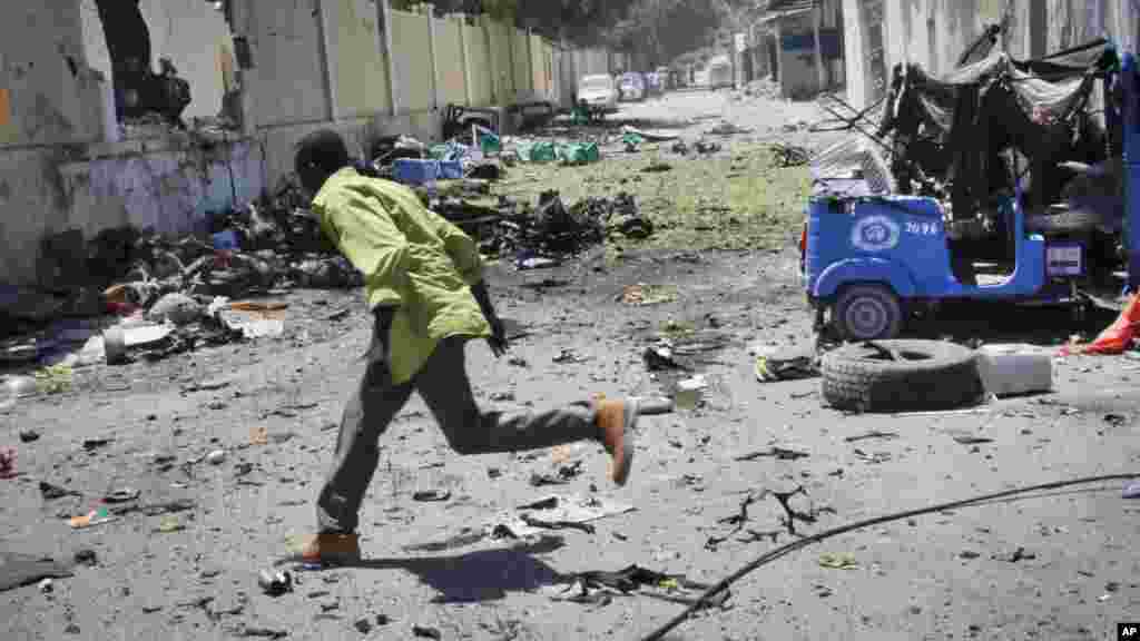 Mtu akimbia kutafuta hifadhi wakati risasi zilipokuwa zinafyetuliwa katikajengo la wizara ya elimu ya Somali