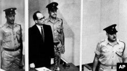 Adolf Eichmann dans la salle d'audience de Jérusalem lors de son procès en 1961 pour crimes de guerre commis pendant la Seconde Guerre mondiale.