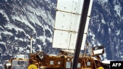 NASA: Sateliti i çaktivizuar do të hyjë më vonë se çpritej në atmosferën e Tokës