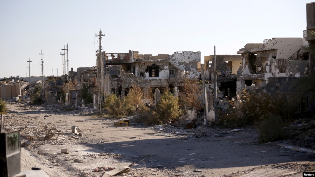 Gedung-gedung yang rusak tampak di kota Ramadi, 16 Januari 2016. Baghdad dan Washington menyebut perebutan kembali kota Ramadi keberhasilan besar pertama bagi pasukan bersenjata Irak yang didukung AS sejak diduduki oleh ISIS.
