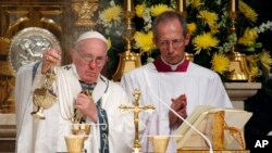 Tan pronto llegó a Filadelfia el papa Francisco se dirigió a la catedral de San Pedro y San Pablo para oficiar una misa.