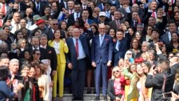 Los diputados del Parlamento venezolano posan para una fotografía al instalar su nuevo período legislativo, el 5 de enero de 2023, en Caracas. Ese poder, liderado por el hombre de confianza de Nicolás Maduro, Jorge Rodríguez, en el centro, designará al nuevo CNE.