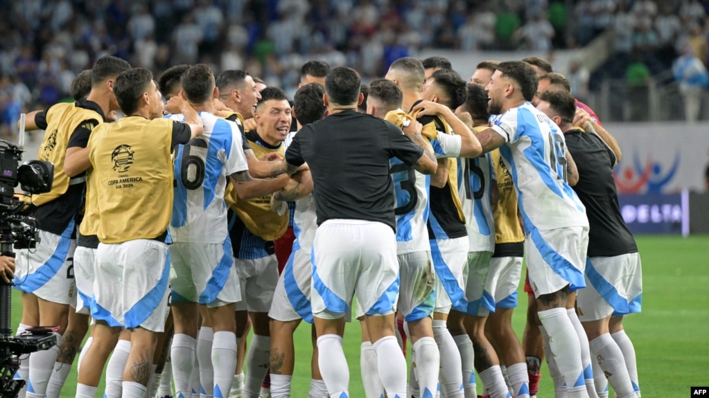 Con una destacada actuación de Emiliano Martínez, Argentina venció a Ecuador 4-2 en la tanda de penales y avanzó a las semifinales de la Copa América. 