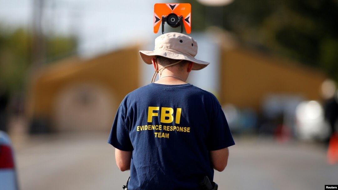 Seorang agen FBI sedang menyelidiki lokasi penembakan di Gereja First Baptist di Sutherland Springs, Texas, 7 November 2017. 