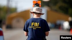 Seorang agen FBI sedang menyelidiki lokasi penembakan di Gereja First Baptist di Sutherland Springs, Texas, 7 November 2017. 