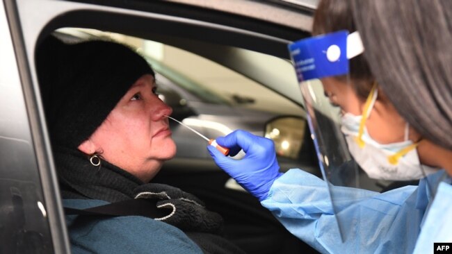 医务人员在墨尔本停车场的通过测试现场对驾驶员进行COVID-19冠状病毒检测。（2020年5月1日）