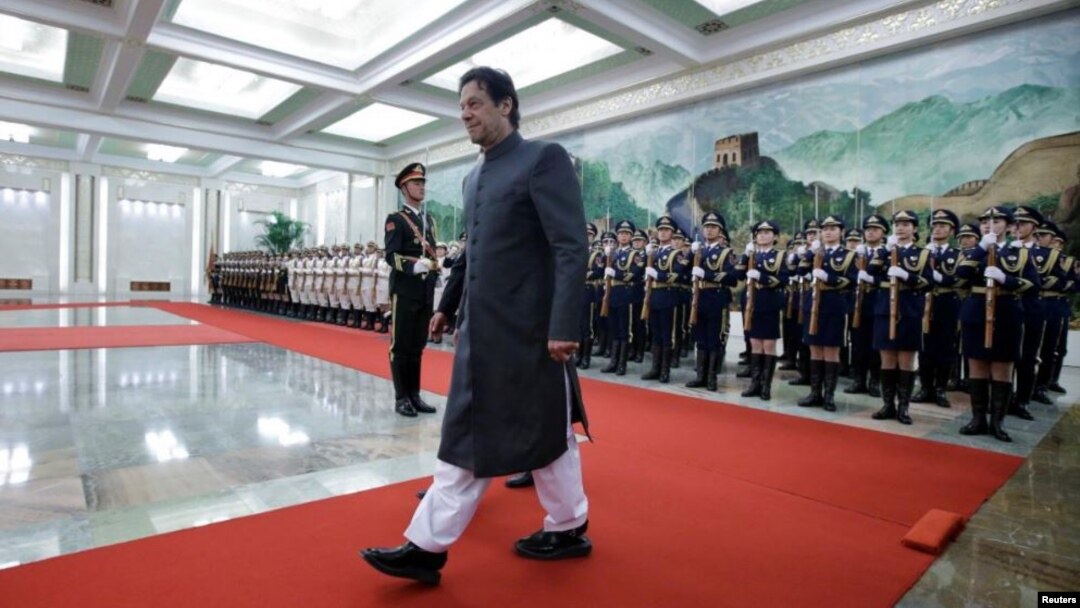 وزیر اعظم عمران خان چین کے اپنے دورے میں گارڈ آف آنر کا معائنہ کر رہے ہیں۔ 