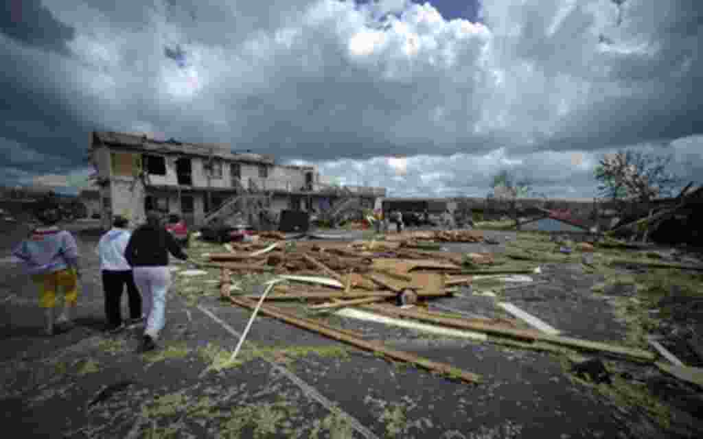 Los escombros se extienden por el estacionamiento de un complejo de apartamentos después del tornado en Glade Spring, Virginia.