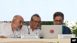 ARCHIVO: Iván Márquez, a la derecha, lee junto a otros representantes del grupo armado "Segunda Marquetalia - EB", Francisco Toloza y Walter Mendoza, en el inicio de las conversaciones de paz con el gobierno colombiano en Caracas, Venezuela, el 24 de junio de 2024.