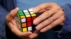 Erno Rubik, pencipta teka-teki Rubik, memecahkan satu kotak teka-teki rubik dalam kejuaraan rubik terbesar di dunia, di Aubevilliers, dekat Paris, Perancis, 15 Juli 2017.