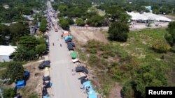 Una vista aérea de tiendas de campaña improvisadas instaladas a lo largo de una carretera cerca de un campamento para migrantes en San Pedro Tapanatepec, México, el 13 de noviembre de 2022. REUTERS/José de Jesús Cortés
