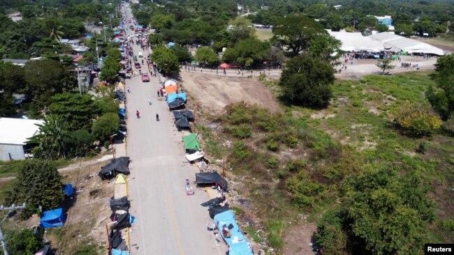 Sube presión en campamento de migrantes en México tras declararse ilegal el Título 42 3 Una vista aérea de tiendas de campaña improvisadas instaladas a lo largo de una carretera cerca de un campamento para migrantes en San Pedro Tapanatepec, México, el 13 de noviembre de 2022. REUTERS/José de Jesús Cortés