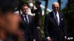 Францускиот претседател Емануел Макрон и американскиот претседател Џо Бајден на церемонијата по повод 80-годишнината од Денот Д во Нормандија