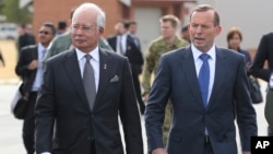 호주를 방문한 나집 라작 말레이시아 총리(왼쪽)가 3일 토니 애벗 호주 총리와 함께 실종 여객기 수색 상황을 살펴봤다.