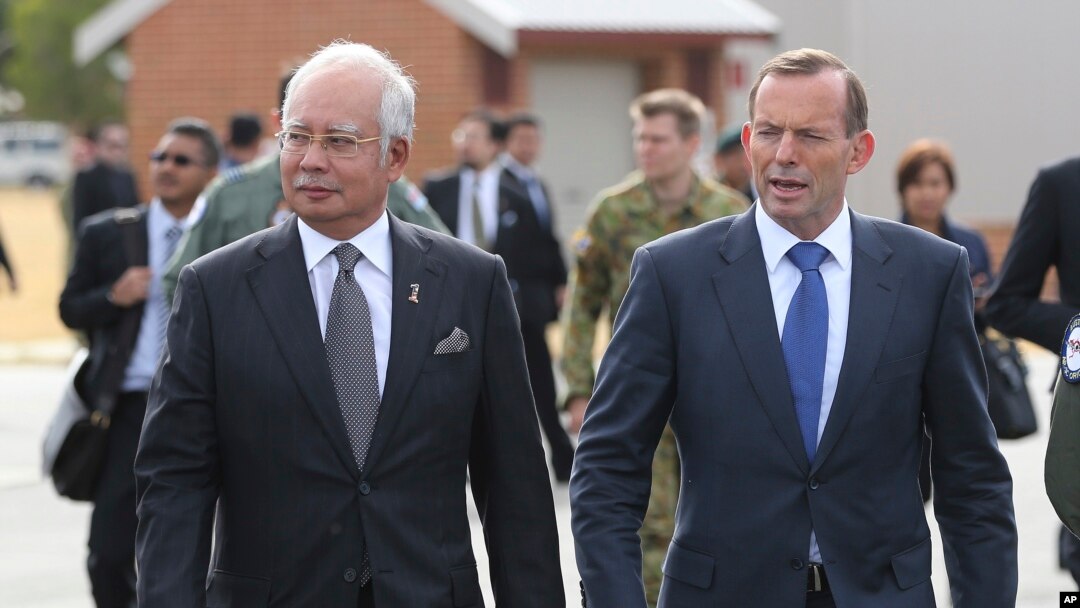 PM Malaysia Najib Razak (kiri) dan PM Australia Tony Abbott menemui tim gabungan pencari pesawat Malaysia Airlines MH370 yang hilang, di Perth, Australia, Kamis (3/4).
