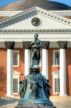 미국 버지니아주 샬러츠빌 버지니아대학교에 설립자 토머스 제퍼슨의 동상이 세워져있다.