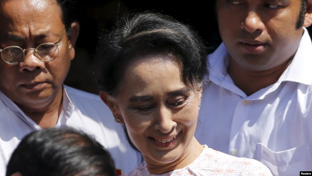 Lãnh tụ đối lập Myanmar Aung San Suu Kyi rời trụ sở đảng Liên minh Dân chủ Toàn quốc NLD sau khi tuyên bố về kết quả cuộc tổng tuyển cử tại Yangon, ngày 9/11/2015.