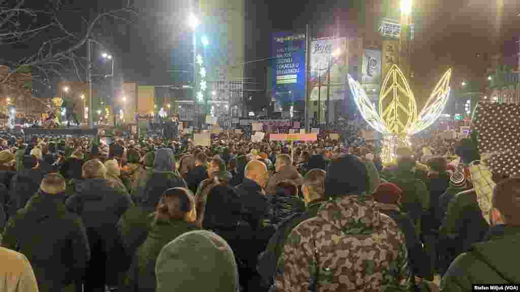 Na beogradskom Trgu Slavija u nedelju 22. decembra održan je veliki antivladin protest studenata i građana koji traže odgovornost za pad nadstrešnice železničke stanice u Novom Sadu 1. novembra i pogibije petnaestoro ljudi (Foto: VOA/Stefan Miljuš)