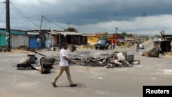 Barricades dans les rues de Libreville au Gabon, le 1er speptembre 2016. (AP Photo/Joel Bouopda) 