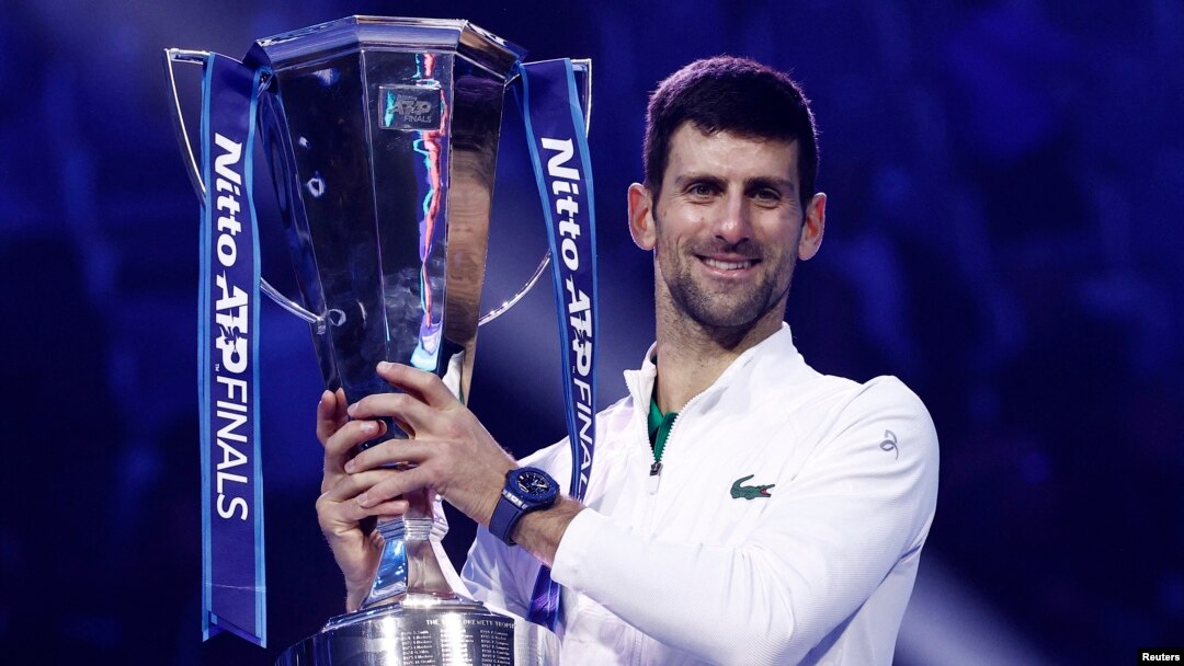 Novak Đoković sa trofejem šampiona Nito ATP finala u Torinu (Foto: Reuters/Guglielmo Mangiapane)
