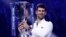 Novak Đoković sa trofejem šampiona Nito ATP finala u Torinu (Foto: Reuters/Guglielmo Mangiapane)