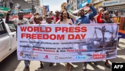 Para wartawan dan aktivis di Nakuru, Kenya, merayakan hari Kebebasan Pers Sedunia (World Press Freedom Day), 3 Mei 2018. 