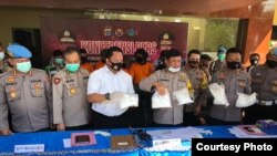 Kapolda Sulawesi Tengah Irjen Syafril Nursal saat memperlihatkan bagian dari barang bukti 25 kilogram shabu-shabu yang disita saat hendak diselundupkan ke Palu (30 Juni 2020) (Foto: Humas Polda Sulawesi Tengah)