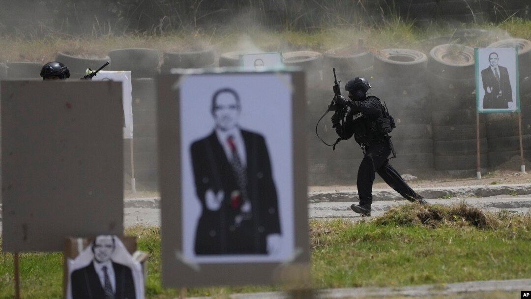 La policía hace una demostración de una operación contra el crimen organizado al final de una ceremonia en la que el presidente ecuatoriano, Guillermo Lasso, entregó municiones a la policía en Quito, Ecuador, el 27 de julio de 2023. 