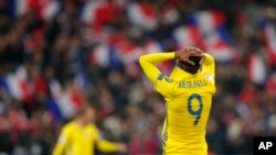 Isaac Kiese Thelin de la Suède se tient la tête après la défaite de la sélection nationale suédoise face à celle de la France, au stade St Dennis de Paris, 11 novembre 2016.