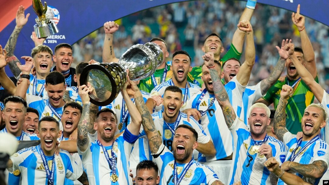 El argentino Lionel Messi sostiene el trofeo de la Copa América tras vencer a Colombia en la final que se jugó en Miami el domingo 14 de julio de 2024.