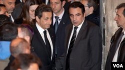 Presiden Perancis Nicolas Sarkozy (tengah) meninggalkan sinagog Nazareth, Paris (19/3).