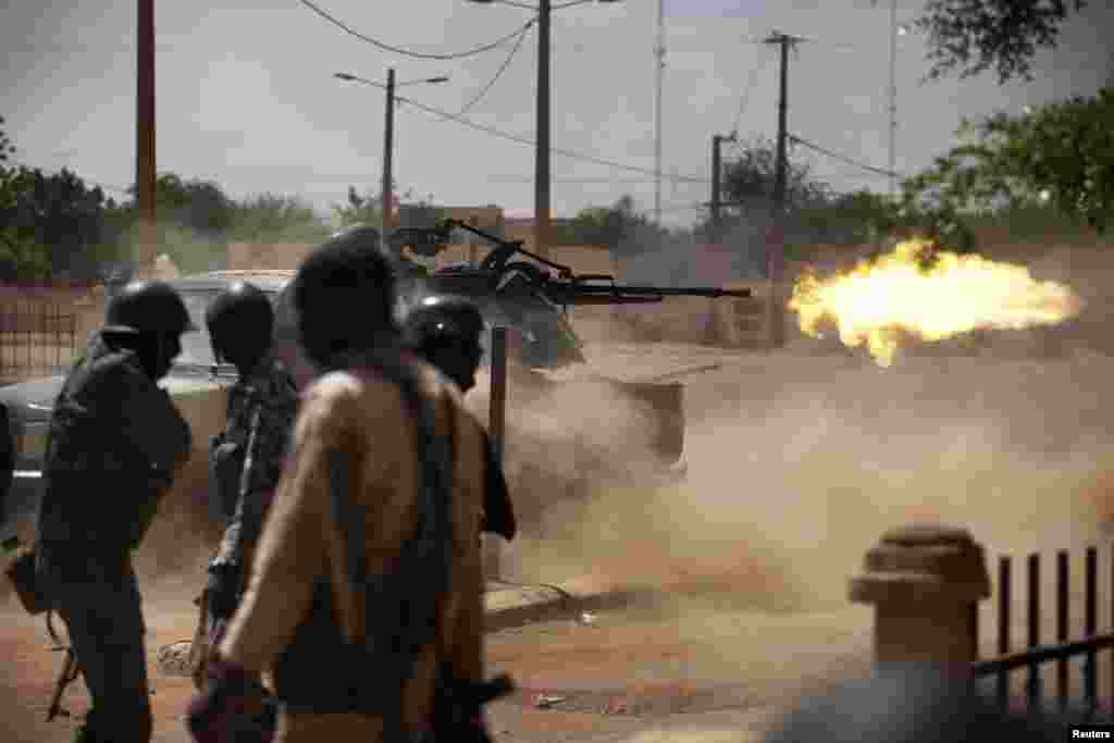 Malian soldiers fire a machine gun in Gao.