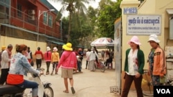 Cambodian garment workers outside of M&V International Manufacturing factory, October 8, 2015. (Photo: Len Leng/VOA Khmer) 